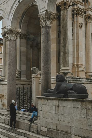 The sphinx and the cathedral portal